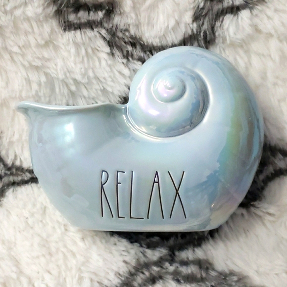 Rae Dunn Shell - Picture 1 of 8